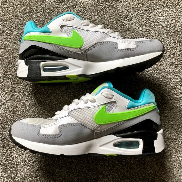 Nike Shoes - Nike Air Max women’s Size 6